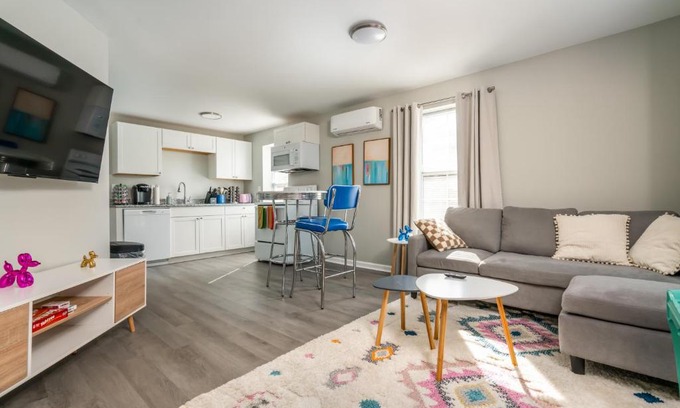 Columbia Apartment | Cozy 1 bed APT near Five Points! Bring your pets!