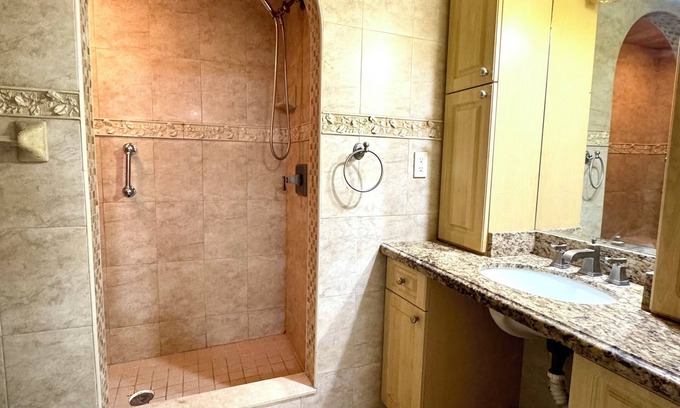 Driftwood Apartment | Cozy 1-bedroom apartment with AC, WiFi in charming Hollywood