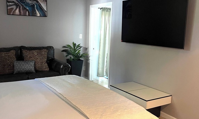 Belleville House | Cozy 1-bedroom Apt with WiFi and beautiful backyard view