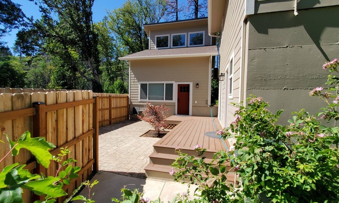 Roseburg Condo | Cozy 1-bedroom condo with WiFi, AC, in Idleyld Park, views of North Umpqua River