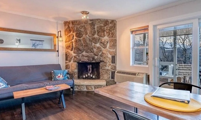Lake Ozark Condo | Cozy 1-bedroom condo in Lake Ozark. On the lake at the prime location of the 4MM