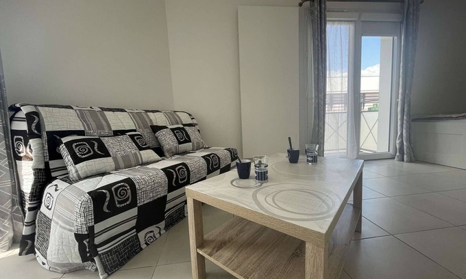 Quartier du Stade Apartment | Cozy 1-BR Retreat, 500m from Beach, Parking Included, Châtelaillon-Plage