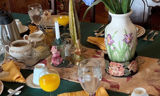 Hannibal Bed & Breakfast | Cozy 1895 Victorian, 5 minute walk to historic downtown and Mississippi Rivern
