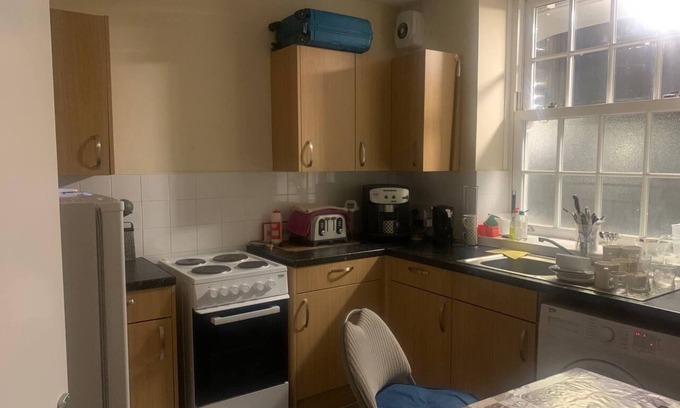 Hammersmith Broadway Apartment | Cozy 2-bed flat 2 mins from Hammersmith St.