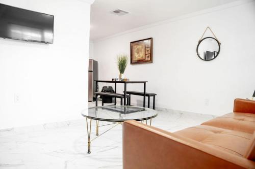 University Apartment | Cozy 2 Bed Room Apartment By University Mall