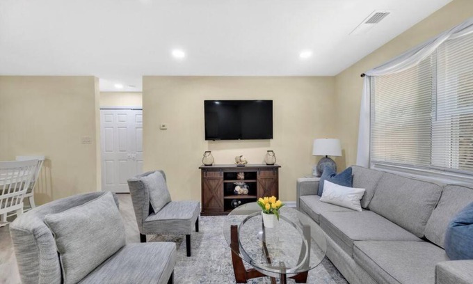 Charlotte House | Cozy 2 Bedroom Duplex In Charlotte, Jacuzzi, Sleeps 6 plus 2