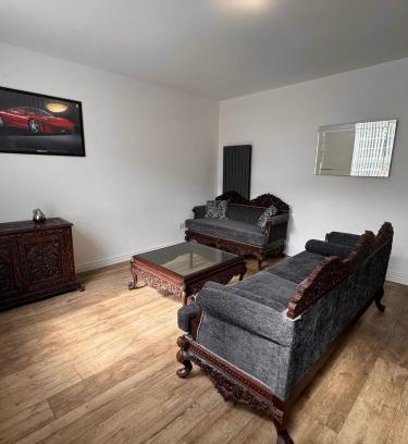 Harehills Apartment | Cozy 2 Bedroom House, sleeps 6