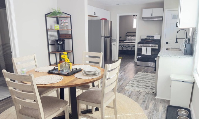 Uptown House | Cozy 2 bedroom Home by St. Jude & I-40. Downtown-Memphis