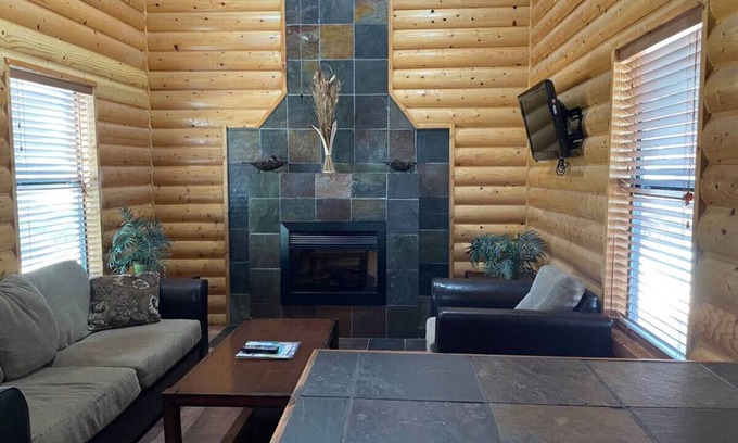 Pottsboro Cabin | Cozy 2 Bedroom Lakeview Cabin: Cabin B
