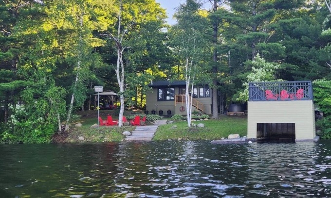 Georgian Bay Cottage | Cozy 2 bedroom Muskoka Lakefront Cottage. Western Sunset,Hot Tub,EV Charger,WiFi