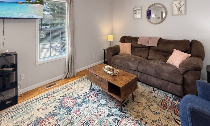 Guntersville House | Cozy 2 Bedroom Townhouse Near Lake and Restaurants