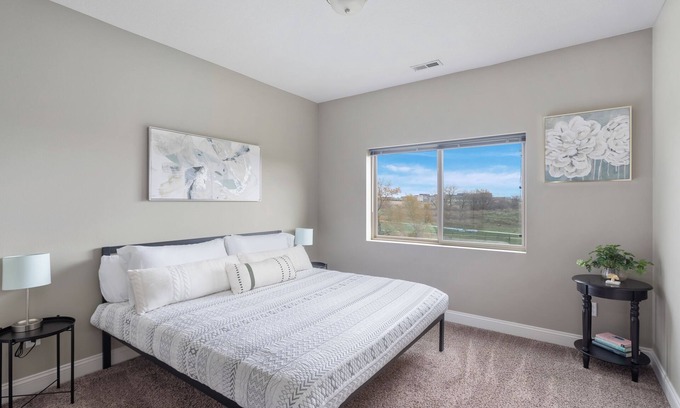 West Des Moines Apartment | Cozy 2-bedroom apartment in peaceful West Des Moines with AC, WiFi