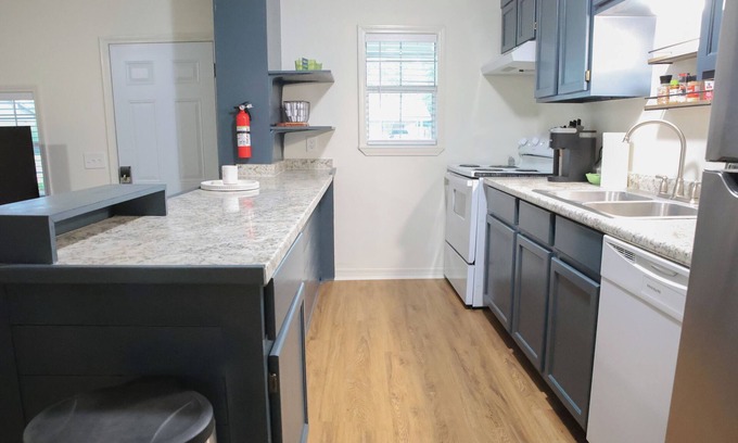 Hattiesburg Apartment | Cozy 2 BR Bungalow - Near dining- college + patio