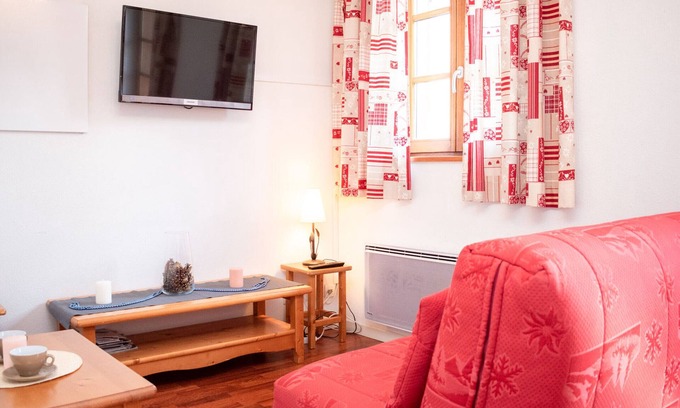 Vignec Apartment | Cozy 2-Room Apartment with Balcony and Seasonal Pool Access in Vignec