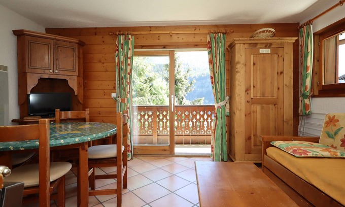 Les Houches Apartment | Cozy 2-Room Cabin Apartment for 5 with Direct Ski Access, Pool, and Mountain Views