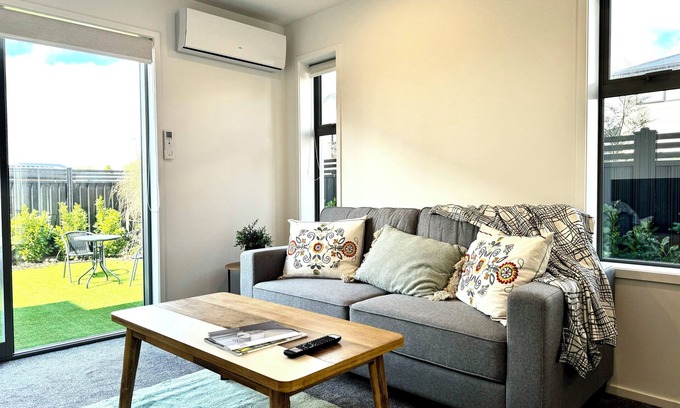 Upper Riccarton House | Cozy 2BDR 2BTR Townhouse Riccarton FREE carpark Fast Wifi
