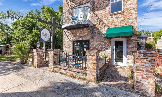 Darien Apartment | Cozy 2bed, 2bath loft in downtown Darien, GA! Enjoy a master room with a balcony view of the river.