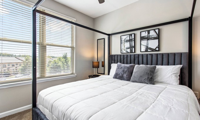 Lindridge-Martin Manor Apartment | Cozy 2BR/2BA /Pool, Gym, fast WiFi 10 mins to Downtown ATL