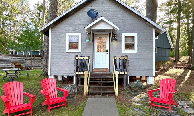 Eagle River Cottage | Cozy 2br Cabin Catfish Lake on Eagle river Chain, modern appliances, sleeps 4