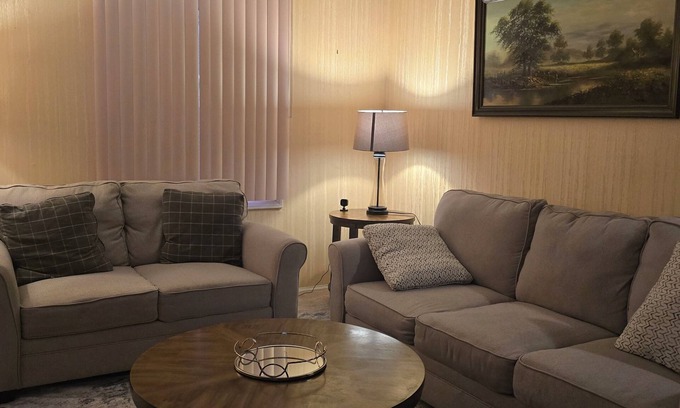 Taylor Apartment | Cozy 2BR - Fast Wi-Fi - HWY Exit