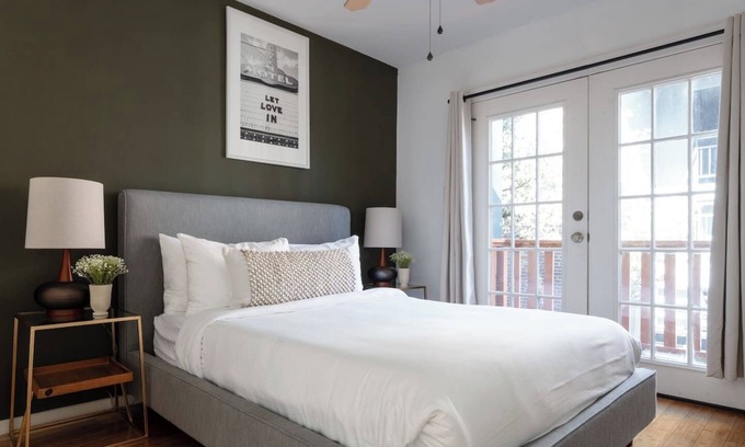 Bouldin House | Cozy 2BR Retreat in DT Austin Pets + Parking!