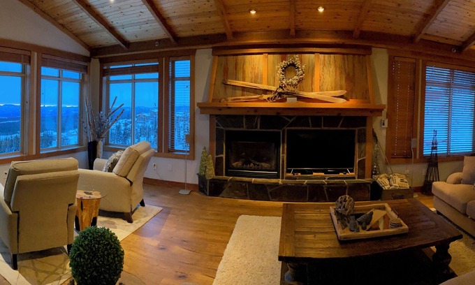 Big White Ski Resort Condo | Cozy 3-BDR Ski-In/Out Condo at Copper Kettle| Private Hot Tub & Dog Friendly