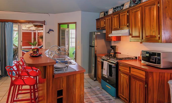 Gibson Bight House | Cozy 3-bed house in charming West End with WiFi, AC