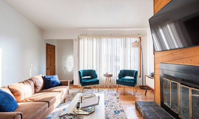 Oak Park House | Cozy 3-bedroom house centrally located in charming Oak Park. Book now