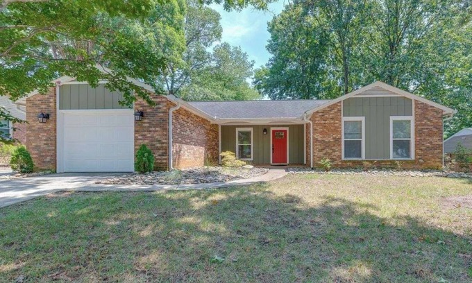 Conestee House | Cozy 3-bedroom Ranch Retreat with 2 Baths, WiFi, Garage, and Fenced Backyard