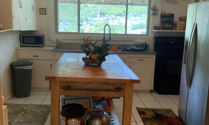 Palolo House | Cozy 3BD, 2BA fully furnished with beautiful mountain views.
