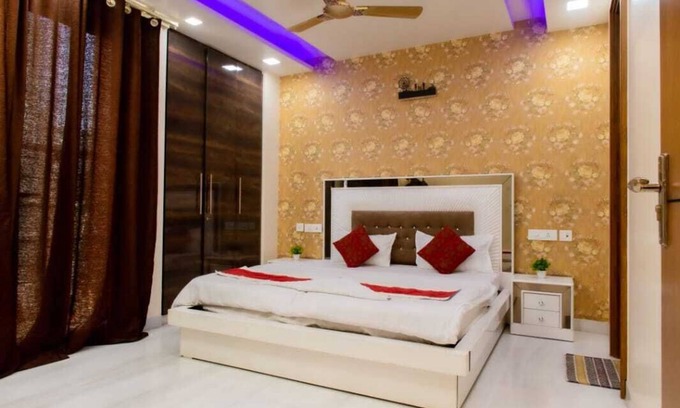 Saket Apartment | Cozy 3bhk Corporate Apartment in Saket