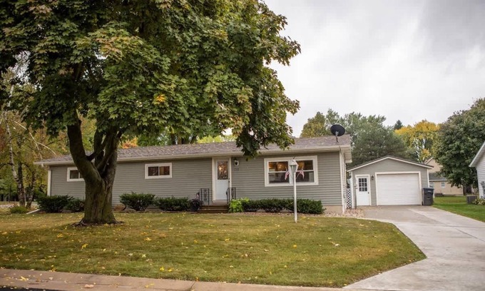 Marshfield House | Cozy 3BR, 1.5BA home in Marshfield