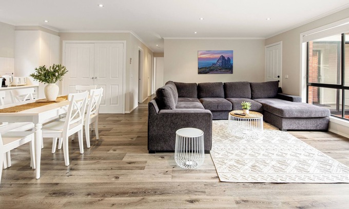 Delahey House | Cozy 3BR Home by Melb Airport, CBD & Watergardens