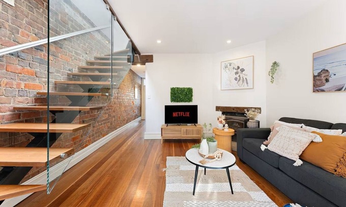 Darling Harbour House | Cozy 3BR: Near CBD, Fish Market & Darling Harbour