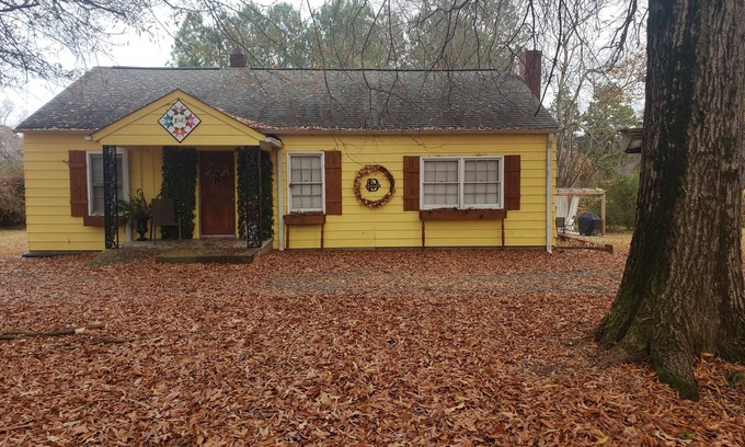 Walnut Cove House | Cozy 3BR-near Hanging Rock, Chateau Vie, Meadows, Friends wedding venues