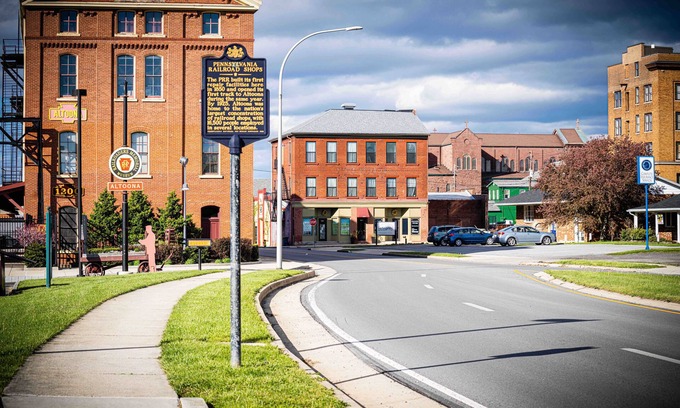 Altoona Apartment | Cozy 3rd Floor 1 BR 1 bath apartment 8 mins to UPMC Altoona