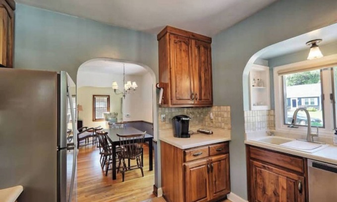 East Moline House | Cozy 5-bd home in East Moline with lots of extras!