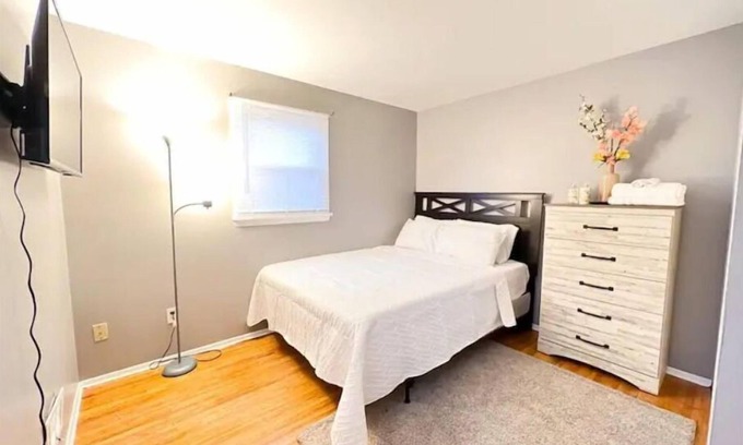 Rochester Apartment | Cozy 5 bedroom Guest Home