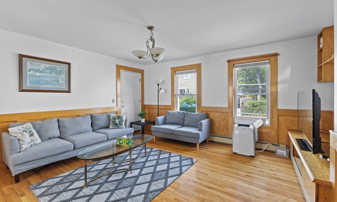 Malden House | Cozy 6 bedroom Entire house in Malden with free parking and WIndow AC