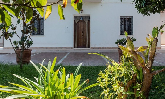 San Nico House | Cozy abode surrounded by greenery, just 10 minutes from the sea