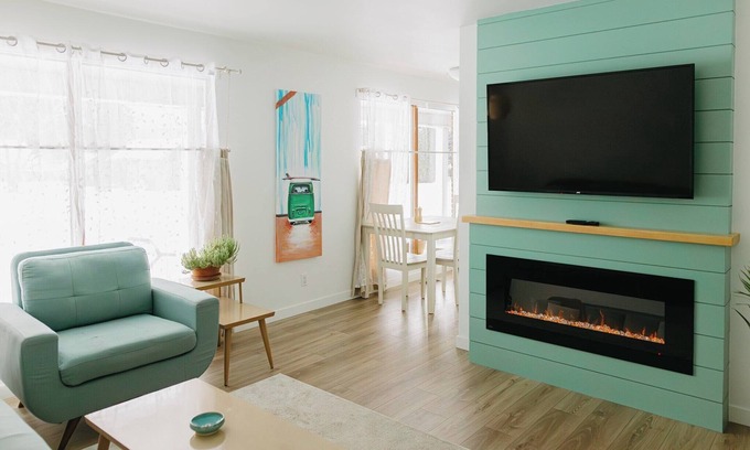 Golden Apartment | Cozy and Bright, newly renovated two bedroom suite. Only minutes from downtown!