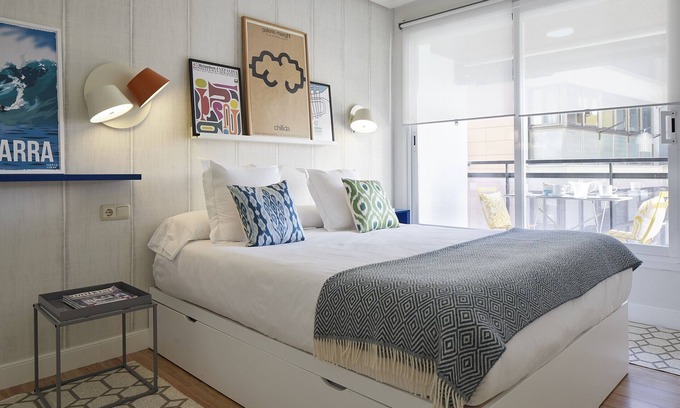 Zarautz Apartment | Cozy and comfortable apartment one step from the beach with swimming pool