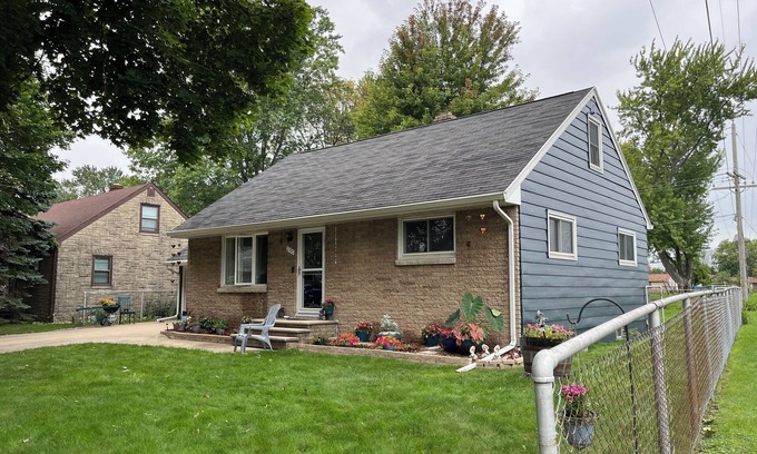 Ashwaubenon House | Cozy and local for NFL Draft!n3-bdrm house, 1.5 miles to Lambeau!