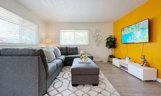 Lafayette Apartment | Cozy and Lovely walk to downtown