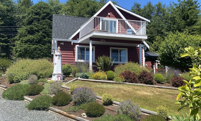 Otter Point House | Cozy and Private West Coast Home
