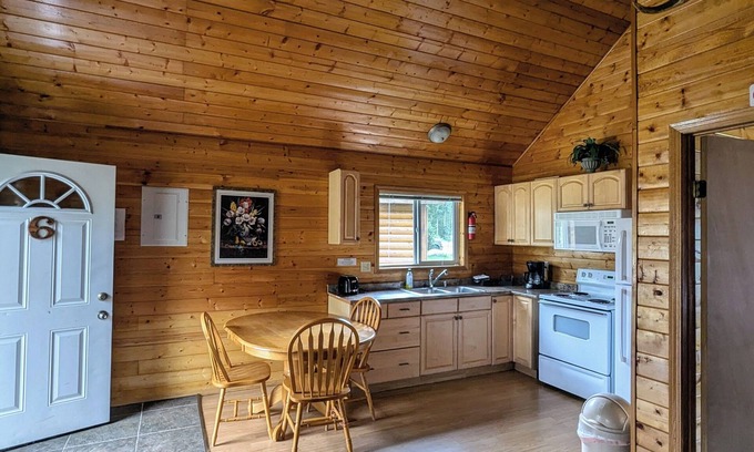 Regional District of Fraser-Fort George Cabin | Cozy and Relaxing Getaway Cabin #6n