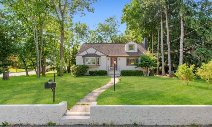 Tallman House | Cozy and Clean Cental / Northern Bergen County Home