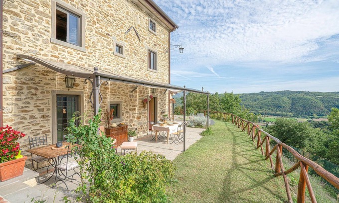 Castel Focognano Apartment | Cozy apartment in Castel Focognano -AR-