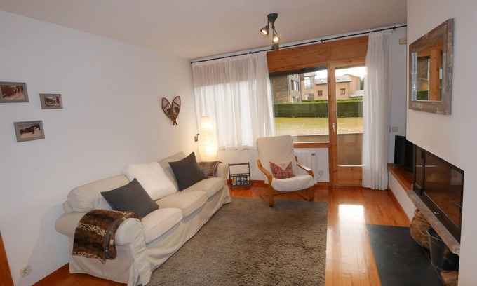 Alp Apartment | Cozy apartment in Alp with garden and parking, 10 minutes from the ski slopes!