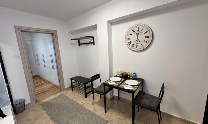 Glyfada Apartment | Cozy apartment in lovely Glyfáda with WiFi, AC